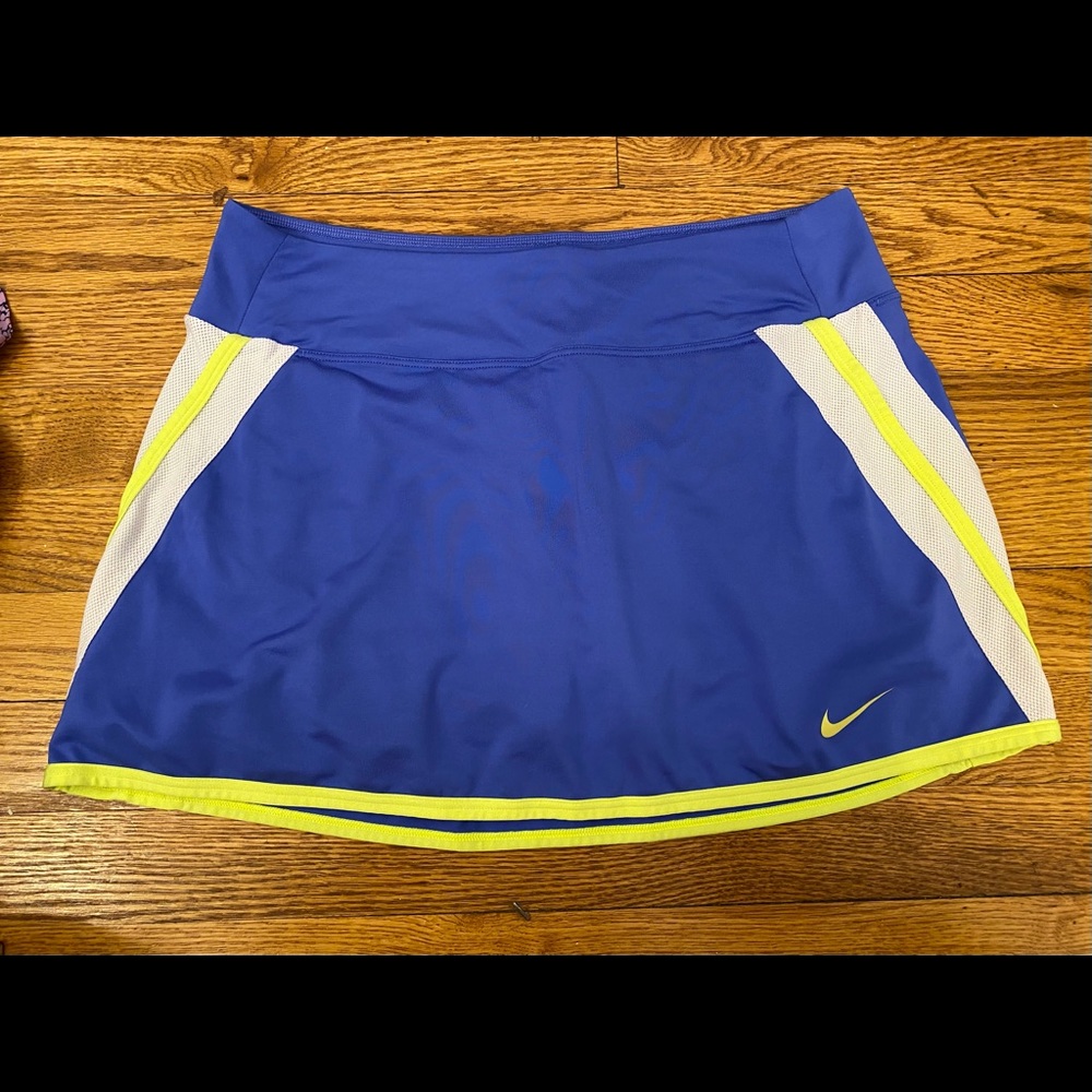Women’s medium Nike drifit tennis skort